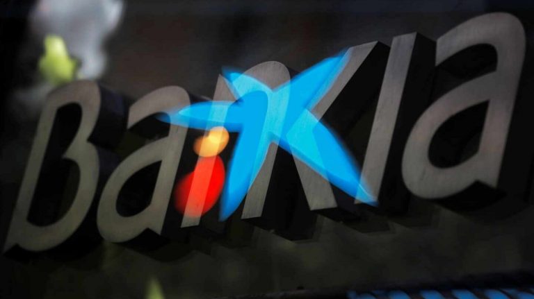 El Gobierno no prevé poner ninguna traba a la fusión CaixaBank y Bankia
