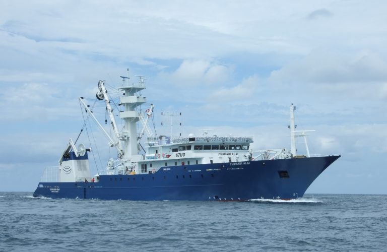 El Gobierno adapta la normativa para facilitar la operatividad de buques atuneros