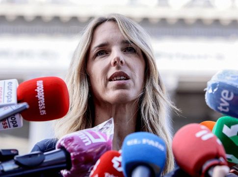 cayetana-alvarez-toledo-rodeada-microfonos-comunica-los-medios-destitucion-como-portavoz-del-congreso-pasado-agosto-1598278954344