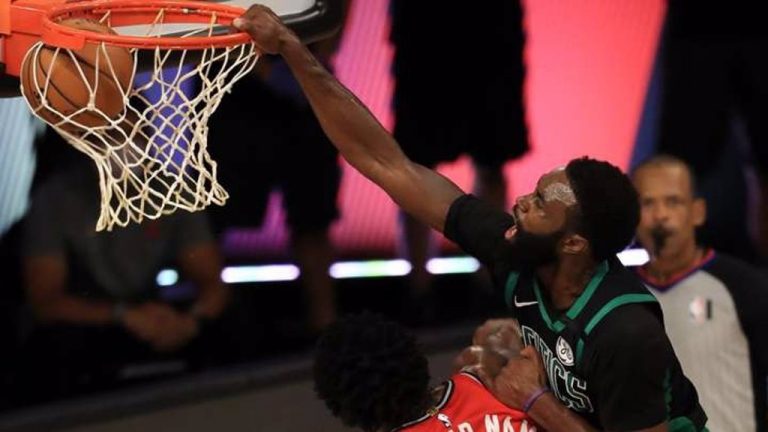 Los Celtics pasan por encima de los Raptors y les dejan al borde del KO
