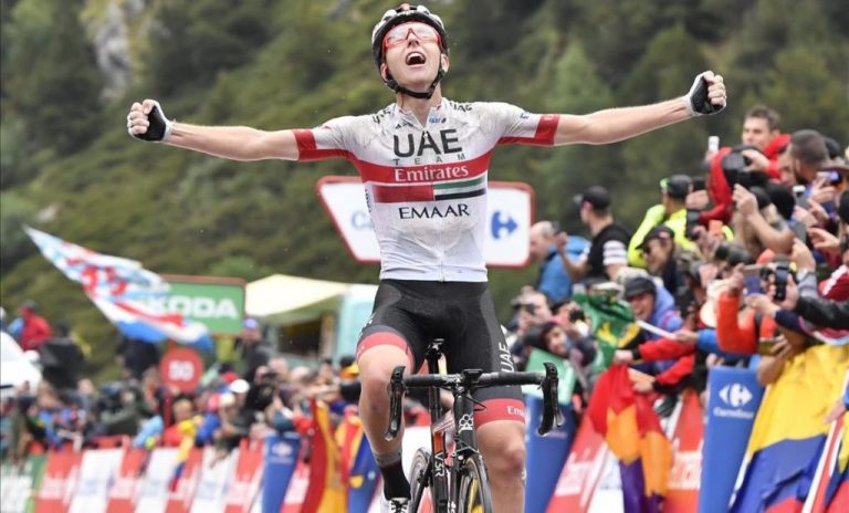 Pogacar remonta a Roglic en la contrarreloj