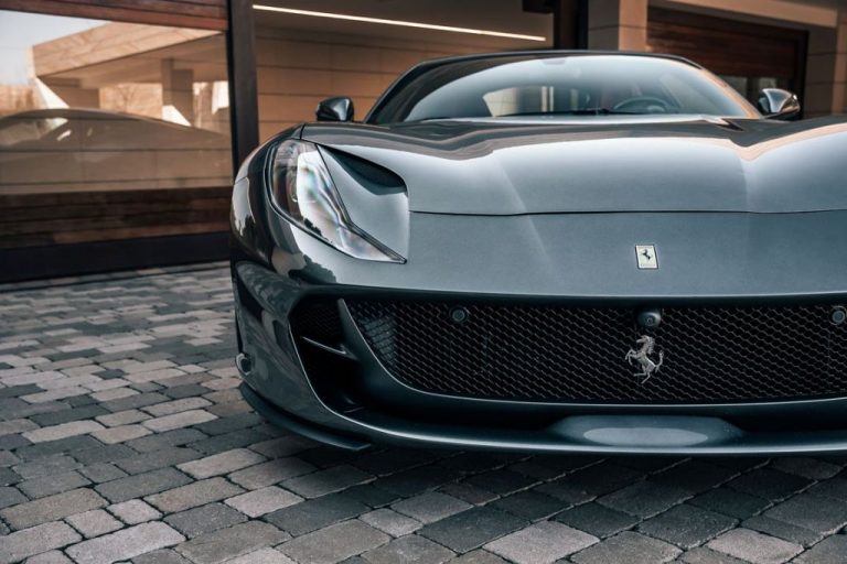 Cómo alquilar un coche de lujo en España y fardar entre tus amigos