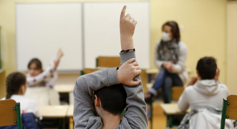 Asociaciones de padres y de alumnos apoyan la huelga educativa