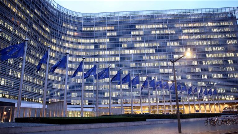 Bruselas pide a los 27 que encuentren antes de abril de 2021 un 
