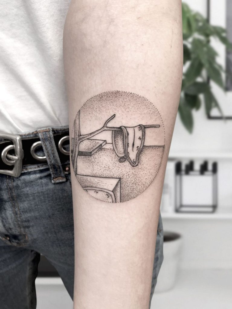 Un cuadro de Dalí, una escena erótica y otros tatuajes locos que se hace el ser humano