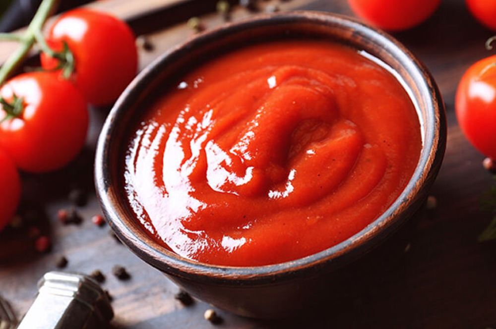 destacada botes de tomate frito