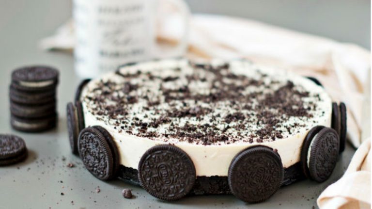 Así puedes hacer una tarta de oreo y chocolate blanco