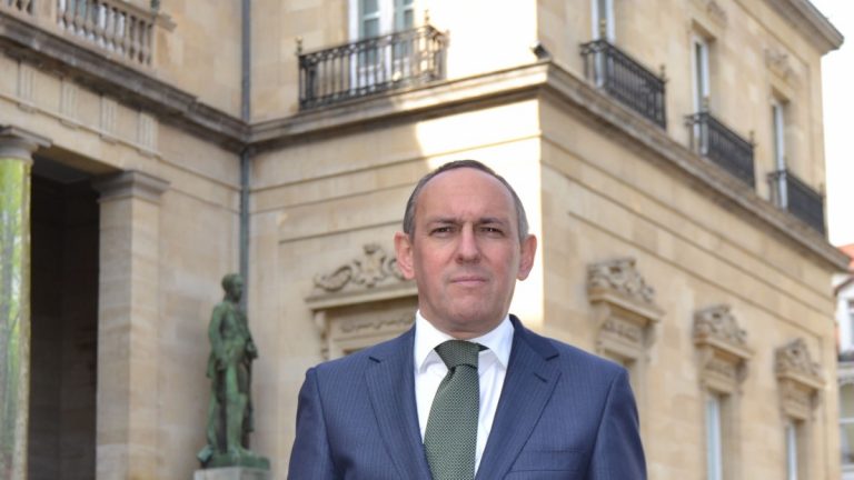 El Diputado General de Álava afirma que las familias demandan protocolos 