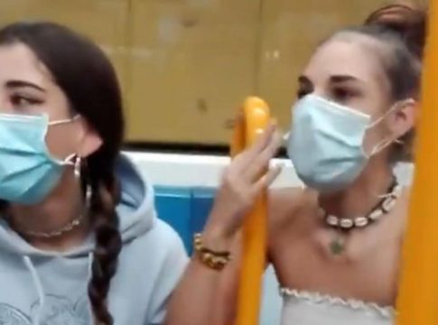 dos-las-menores-una-imagen-del-video-del-ataque-racista-metro-madrid-1599908265234