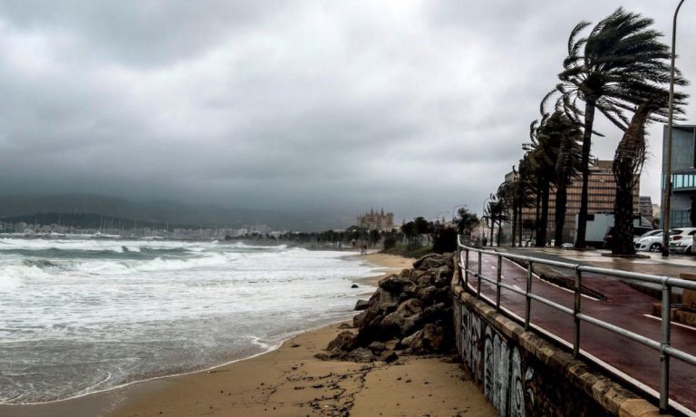 Seis provincias en riesgo por oleaje, lluvia y tormentas en Baleares