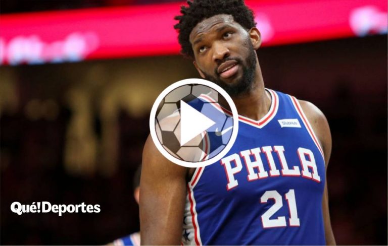 Joel Embiid desquitándose de su eliminación en la NBA