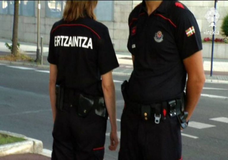 Embiste con su vehículo al de su mujer e intenta atropellarla en Barakaldo
