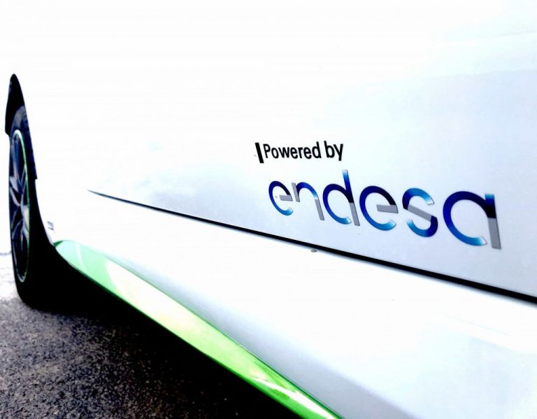 Endesa y Athlon se alían para ofrecer un renting eléctrico que incluye el punto de recarga