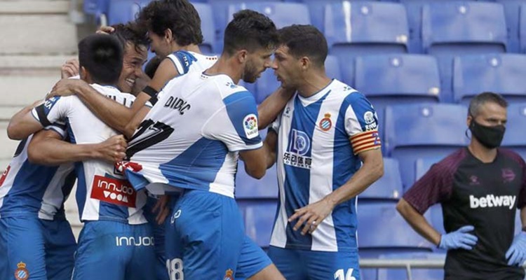 Espanyol Alavés abrazos efusivos