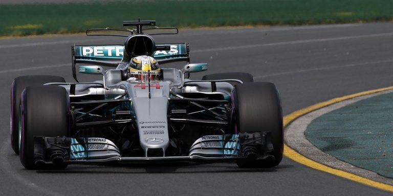 Mercedes domina los primeros libres en Silverstone con Sainz lejos del 'Top 10'