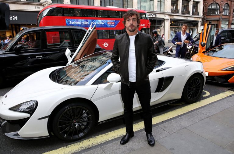 Va de héroe pero se da estos lujos. Así gasta la 'pasta' Fernando Alonso