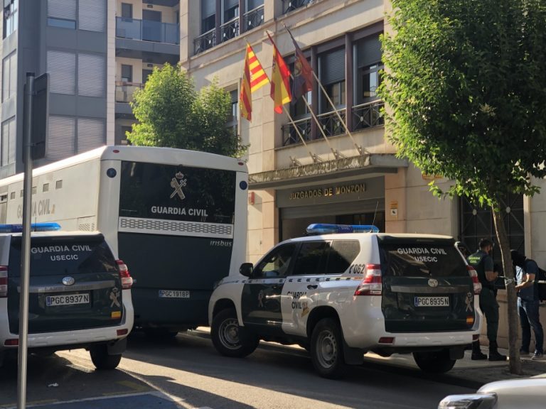Guardias civiles paran a auxiliar a un conductor y lo detienen por tráfico de drogas