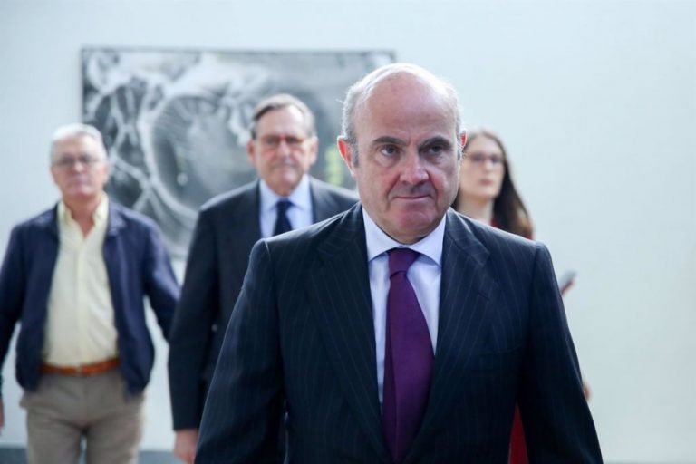 Guindos y De Cos dicen que queda 