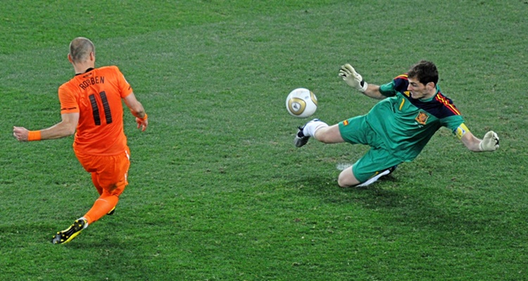 Frente a Robben en el Mundial 2010