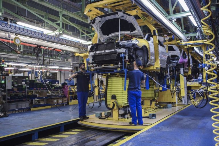 La industria factura un 6,5% más en la 'nueva normalidad', pero sigue de caída