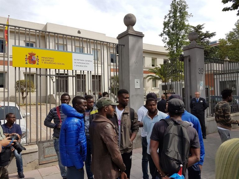 Llega una patera con 22 migrantes a una playa de Conil (Cádiz)