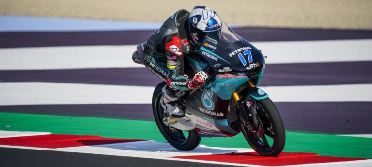 McPhee sorprende en Moto3 y Arenas pierde renta en el liderato