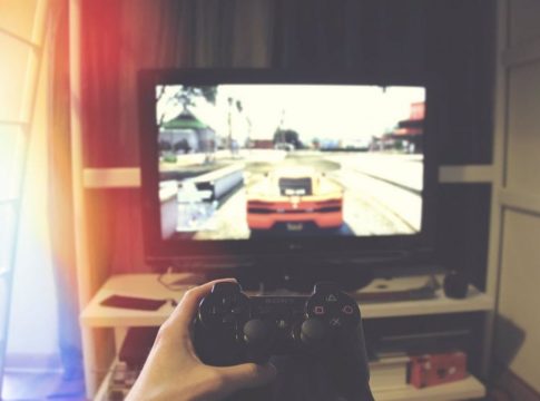 jugar-streaming-contamina-mas-que-descargas-o-formato-fisico Jugar en streaming contamina más que las descargas o el formato físico