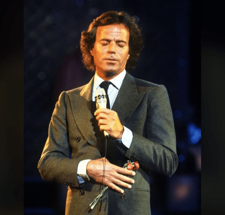 Julio Iglesias reaparece, de la mano de Andrés Calamaro, con 