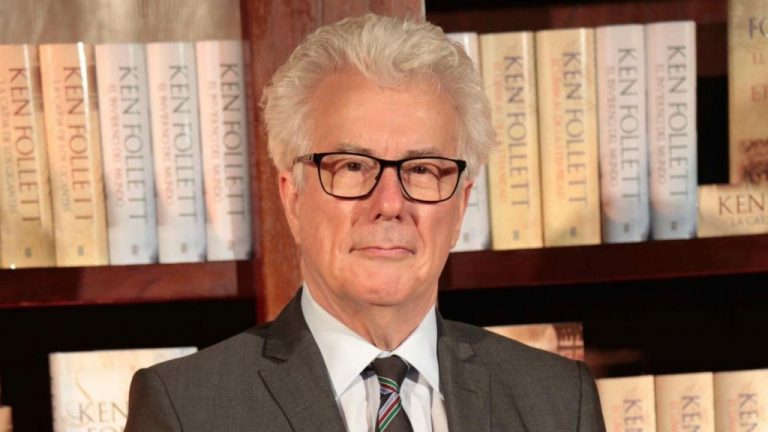 Ken Follett regresa con 'Las tinieblas y el alba'