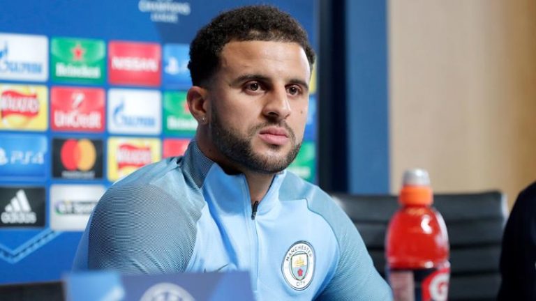 Kyle Walker con su mujer y su amante en concentración de Inglaterra