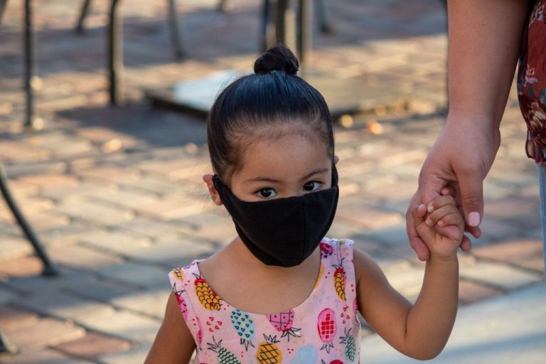 Trucos para enseñar a los niños a ponerse bien la mascarilla