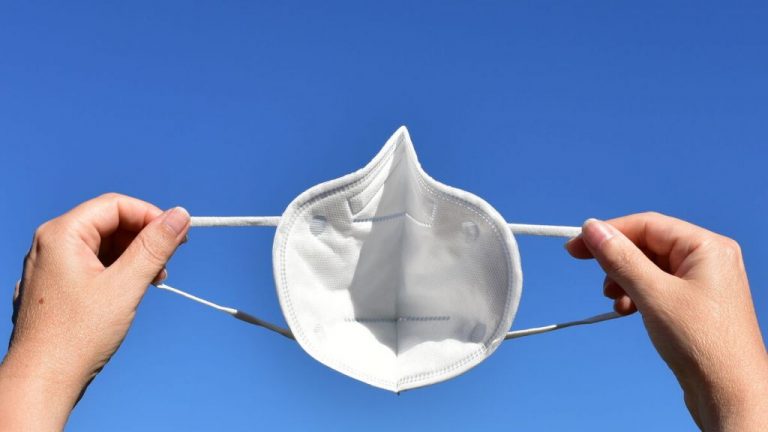 Canarias registra 145 contagios en 24 horas y los pacientes en UCI bajan a 66