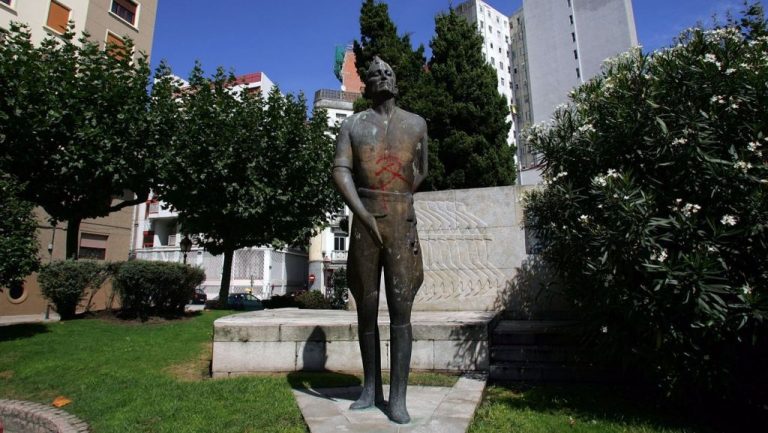 La alcaldesa de A Coruña, sobre la petición de la estatua de Millán Astray: 
