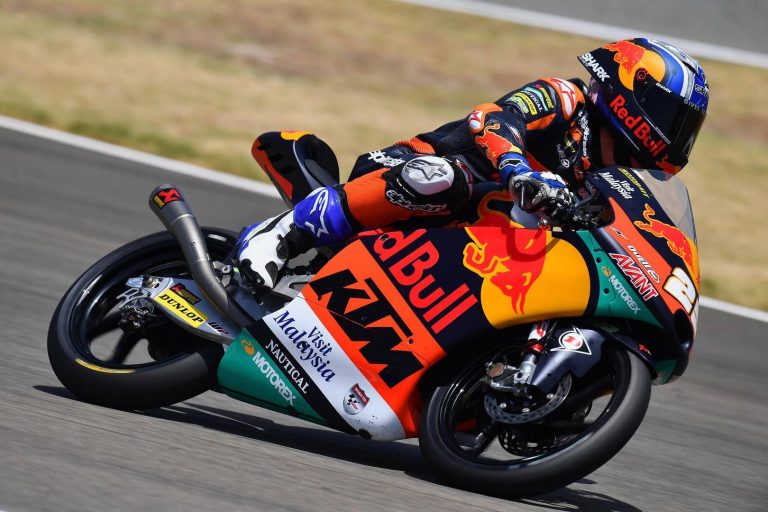 Raúl Fernández se estrena en la pole en Moto3