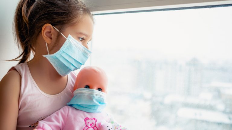 Los niños pueden dar positivo de Covid-19 y tener anticuerpos de forma simultánea