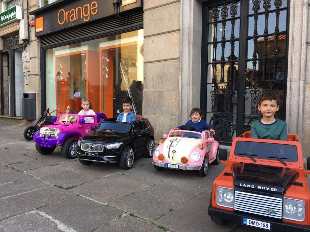 niños en coches electricos
