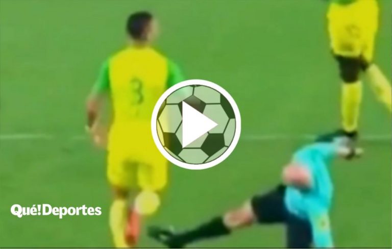 El árbitro tira una patada desde el suelo y encima lo expulsa