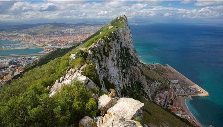Los túneles, submarinos, lavado de dinero y otros secretos del Peñón de Gibraltar
