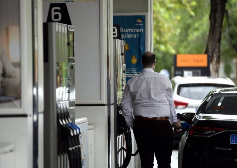 El precio de los carburantes cae hasta un 0,7% en su cuarta semana a la baja