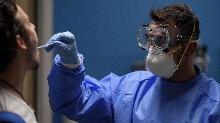 Sanidad notifica más de 26.500 casos de Covid-19 este fin de semana