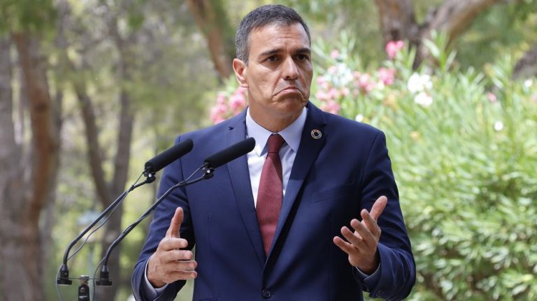 Sánchez elude confirmar si habrá bajas para padres de niños confinados con PCR negativa