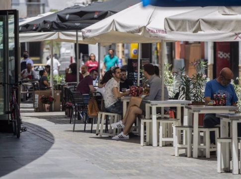 sector-servicios-recorta-superavit-30% El sector servicios recorta su superávit un 30% en el segundo trimestre