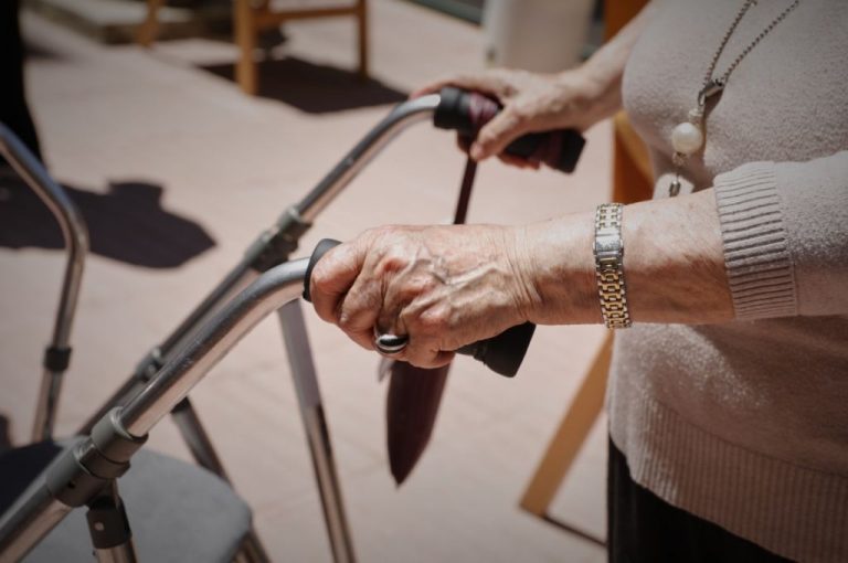 Servicios Sociales advierten que 35.000 dependientes han muerto este año en lista de espera