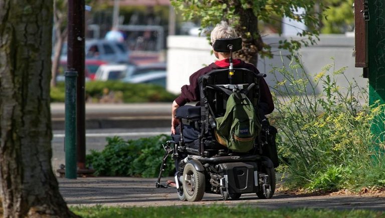 ¿Qué es una silla de ruedas eléctrica?