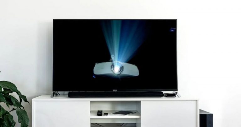 Proyector vs Smart TV: ¿qué es mejor?