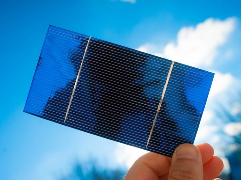 Un modelo matemático define la célula solar fina más eficiente