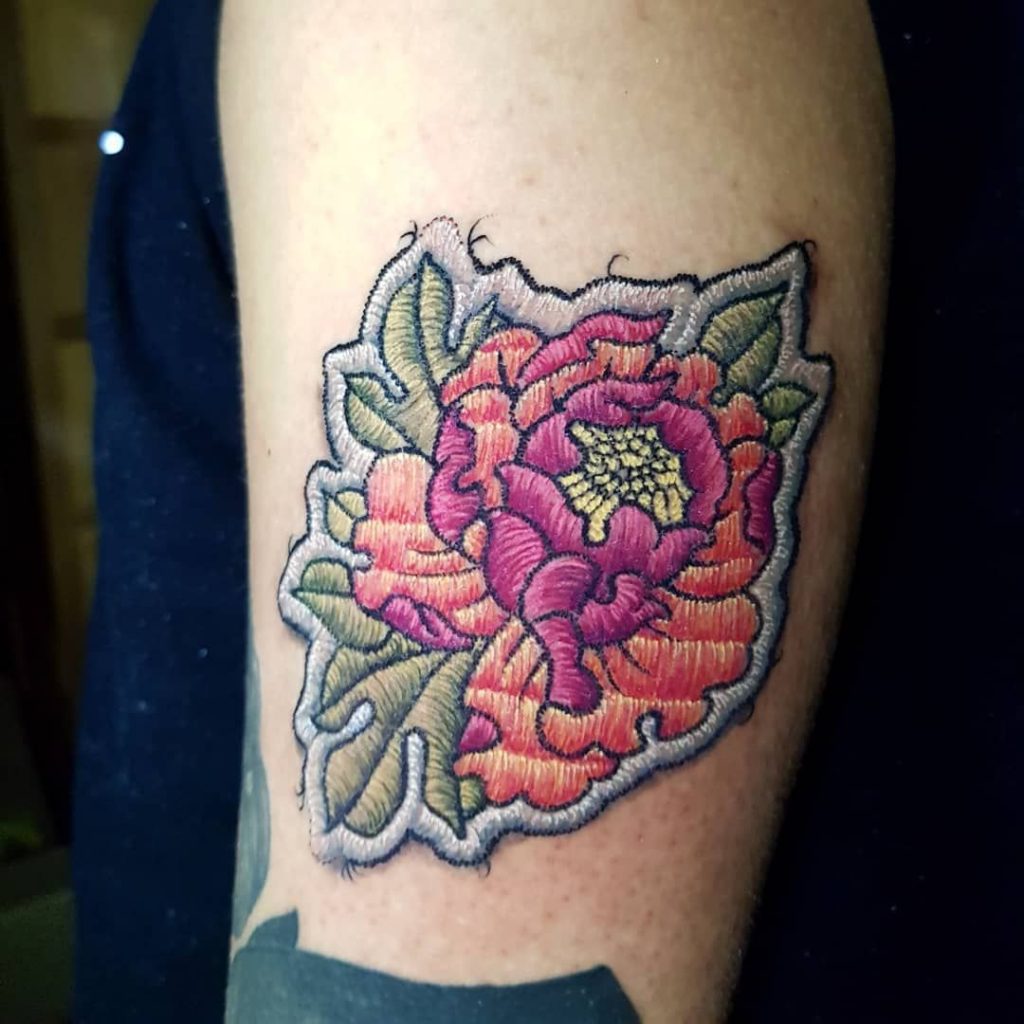 Flor de tela tatuada