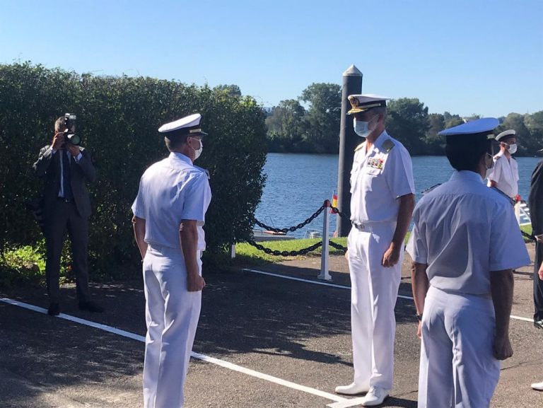 Tui recibe con aplausos al Rey en su visita a Comandancia Naval del Miño