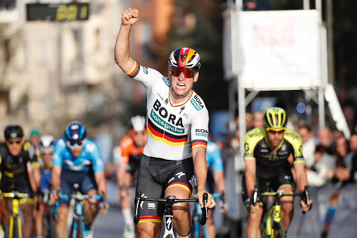 Ackermann (Bora) remonta desde el infinito