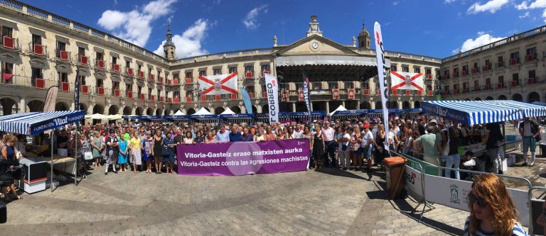 Concentración en Vitoria para denunciar la violación grupal contra una menor